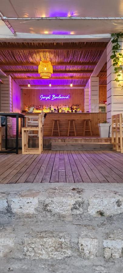 Sunset Boulevard Hotel Qeparo Bagian luar foto