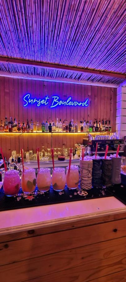 Sunset Boulevard Hotel Qeparo Bagian luar foto