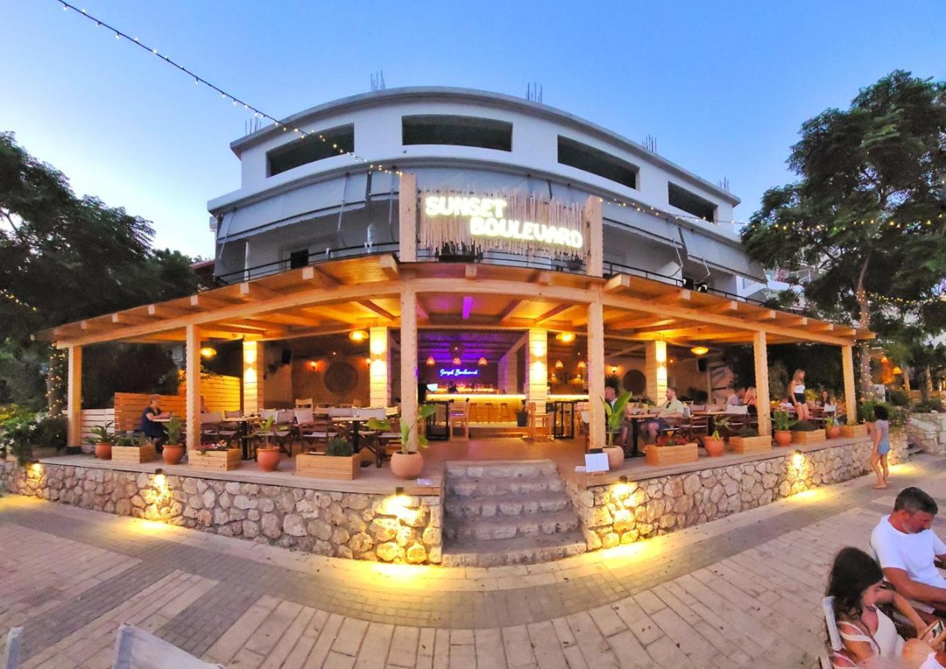 Sunset Boulevard Hotel Qeparo Bagian luar foto