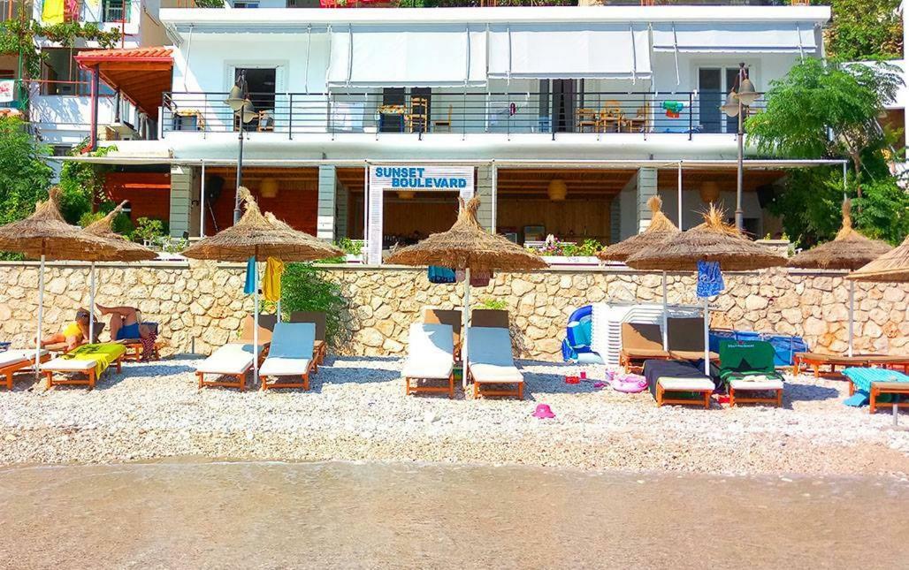 Sunset Boulevard Hotel Qeparo Bagian luar foto
